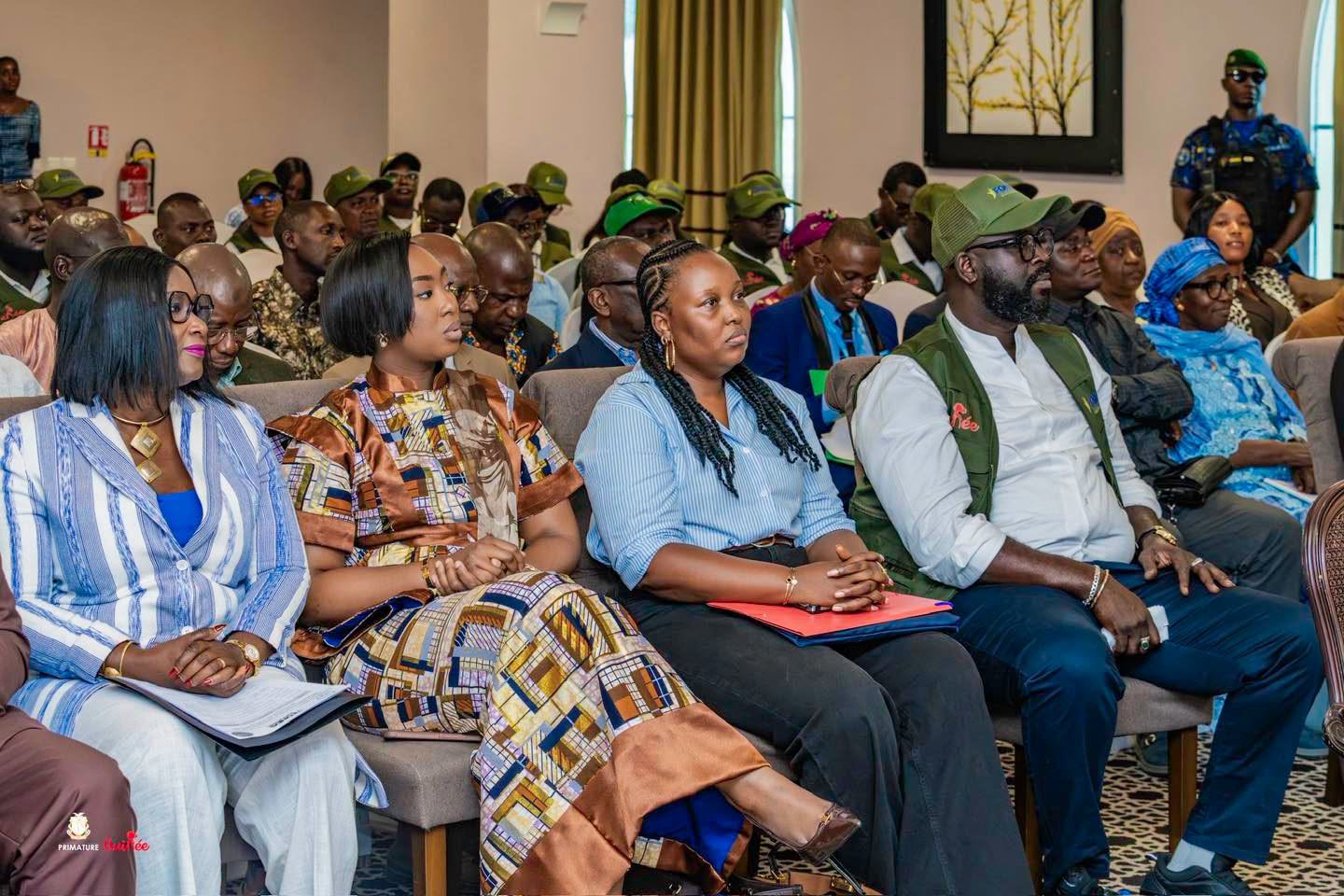 Au premier rang, autorités et partenaires réunis pour la restitution du rapport d'analyse du Registre social unifié. · Primature de Guinée
