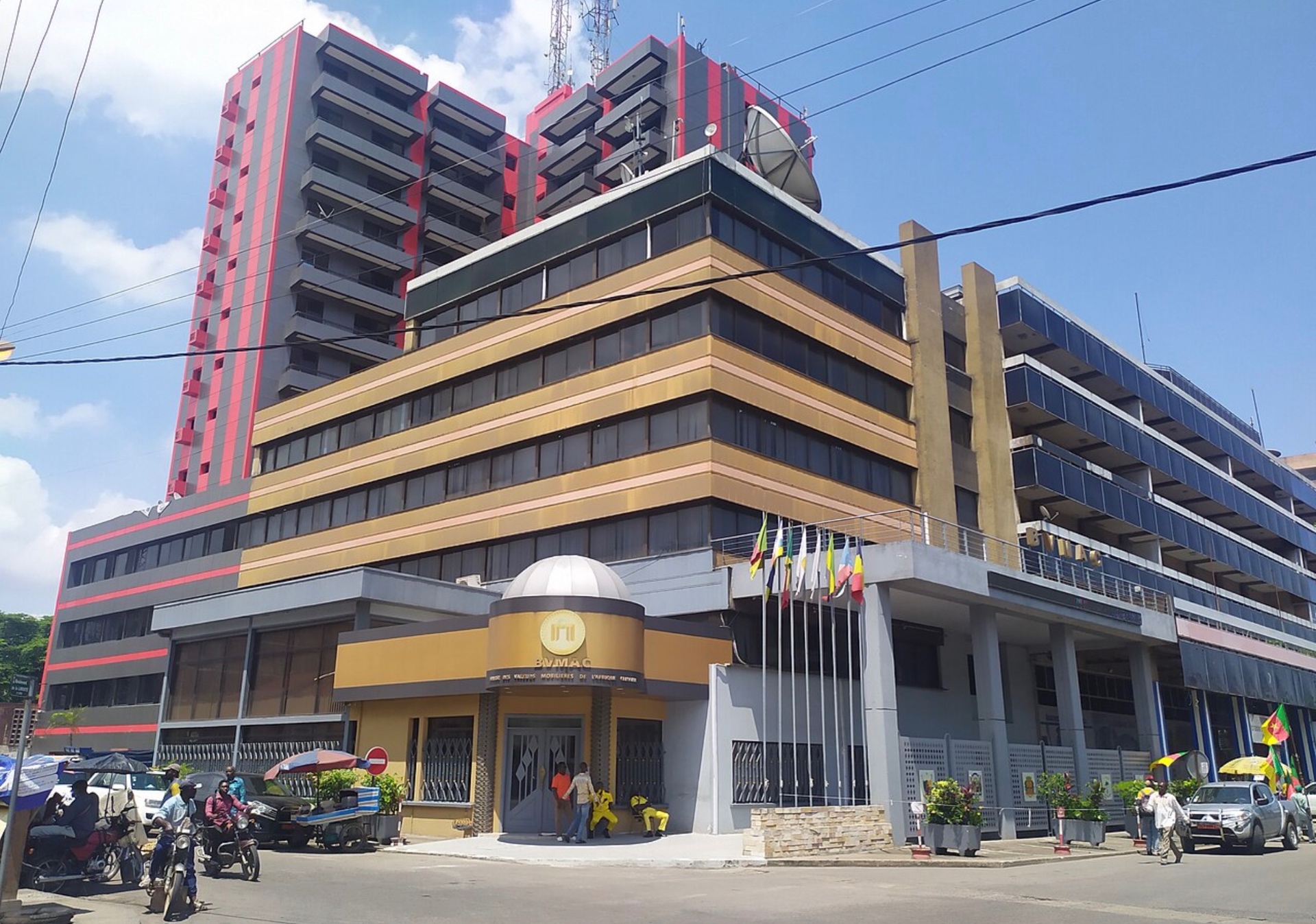 Siège de la BVMAC à Douala, façade et entrée