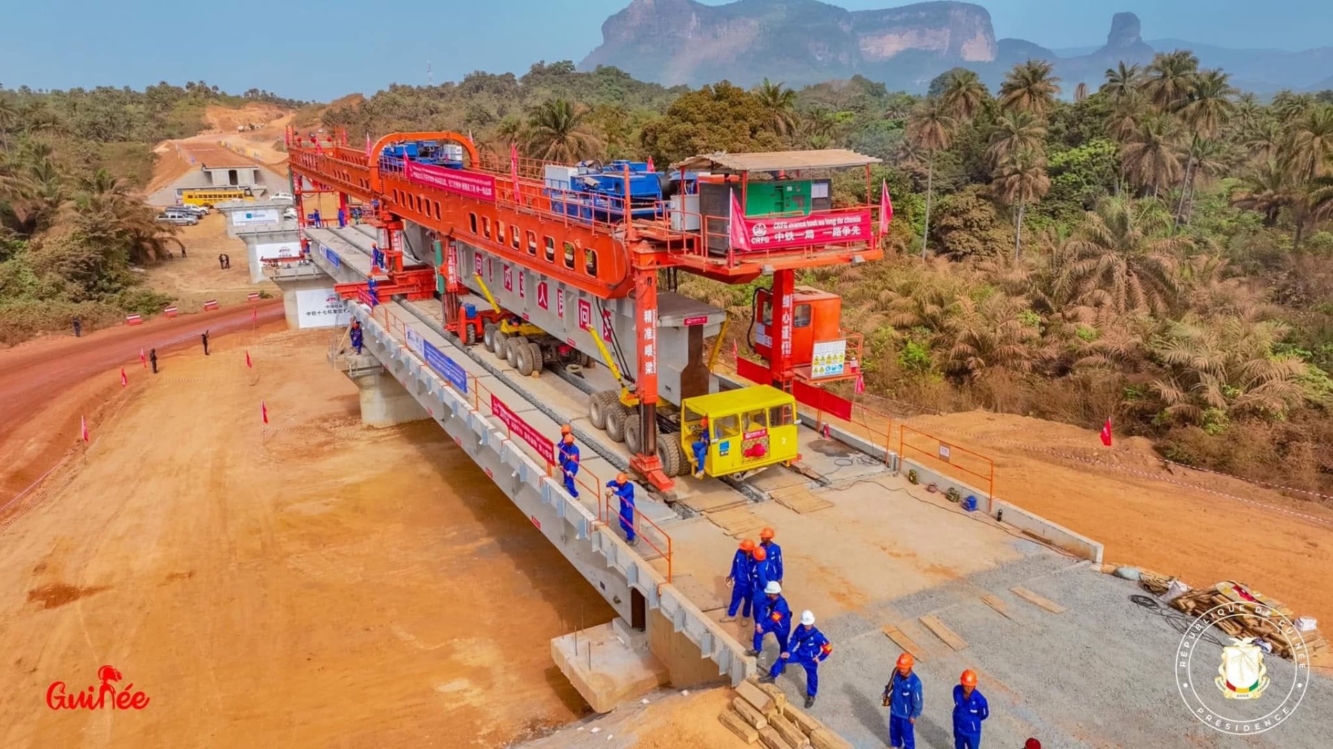 Pose de tabliers sur le corridor ferroviaire TransGuinéen, opérée par le consortium CRFG. · Présidence de la République de Guinée