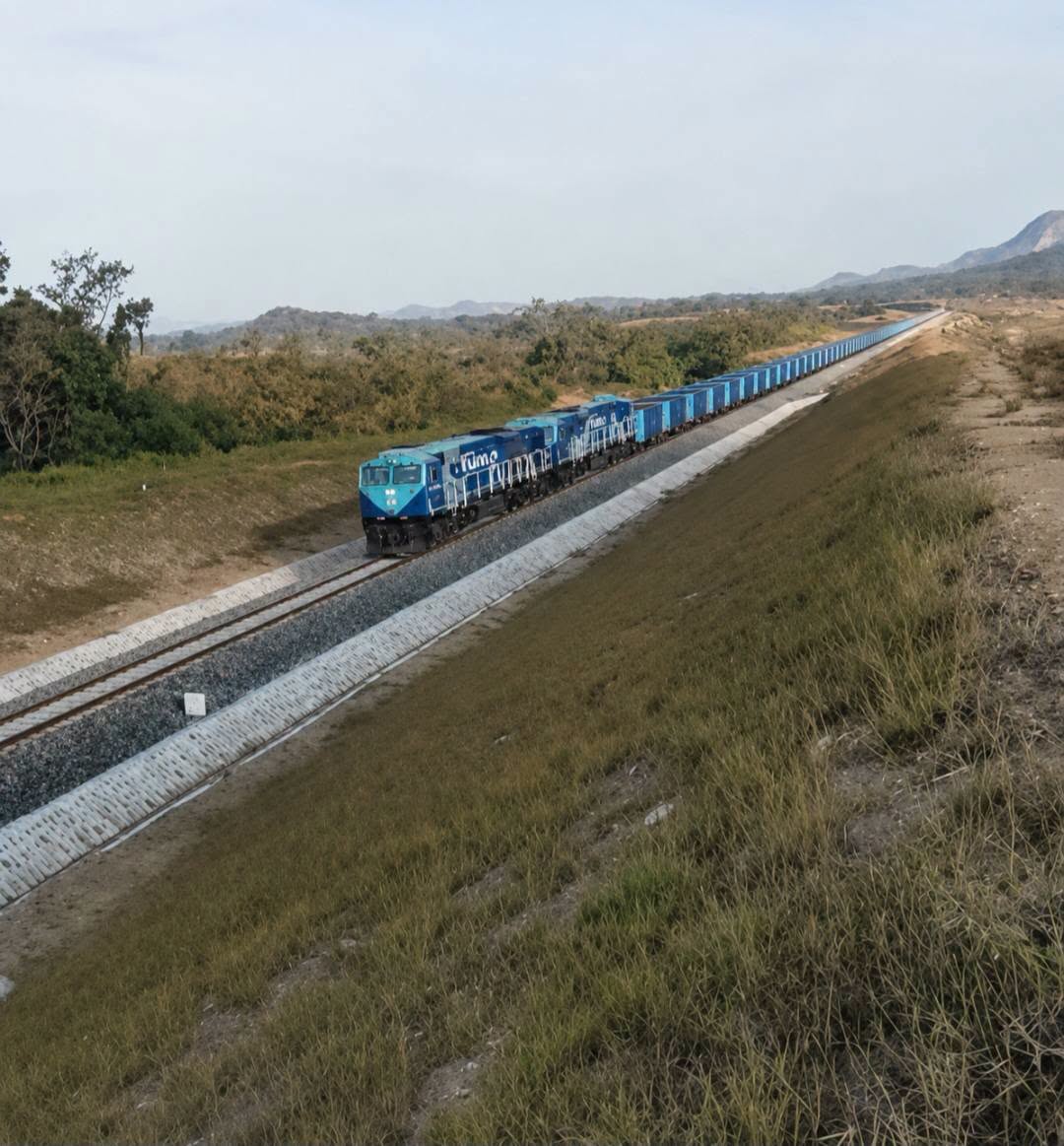 Convoi ferroviaire minier sur le corridor TransGuinéen : 620 km de voie normale reliant Kérouané au port de Morébayah. · Présidence de la République de Guinée
