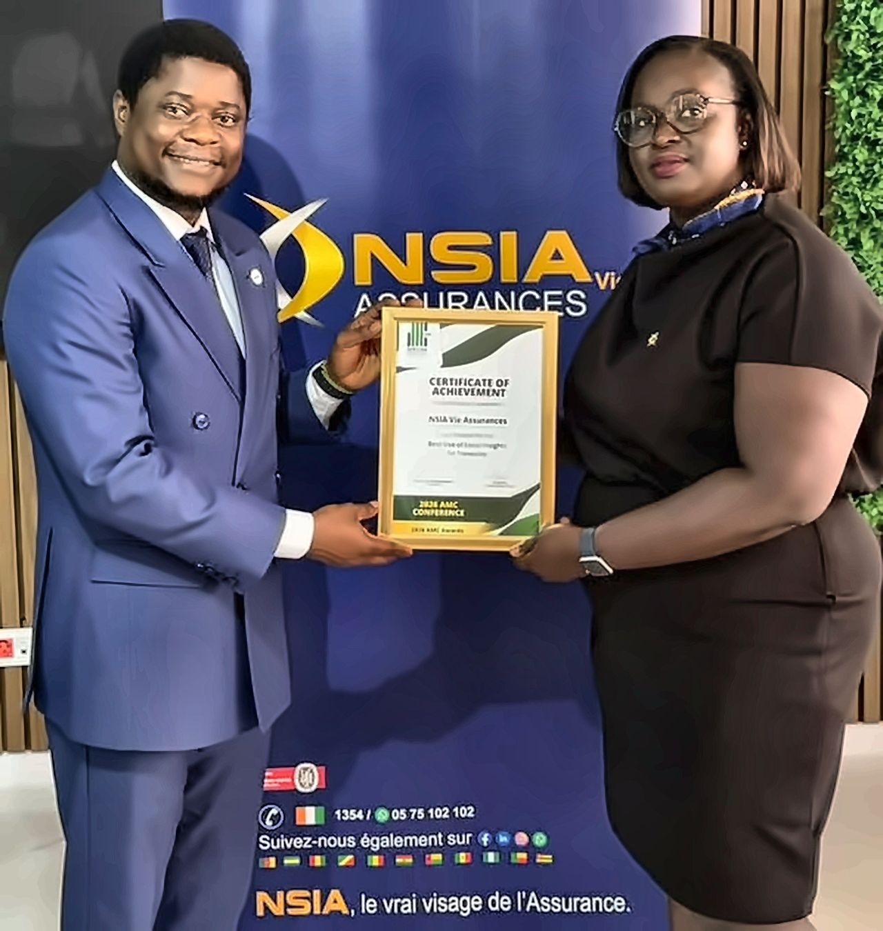 Remise de la distinction AMC à NSIA Vie Assurances, à Abidjan. Photo fournie à ACTUFIN.