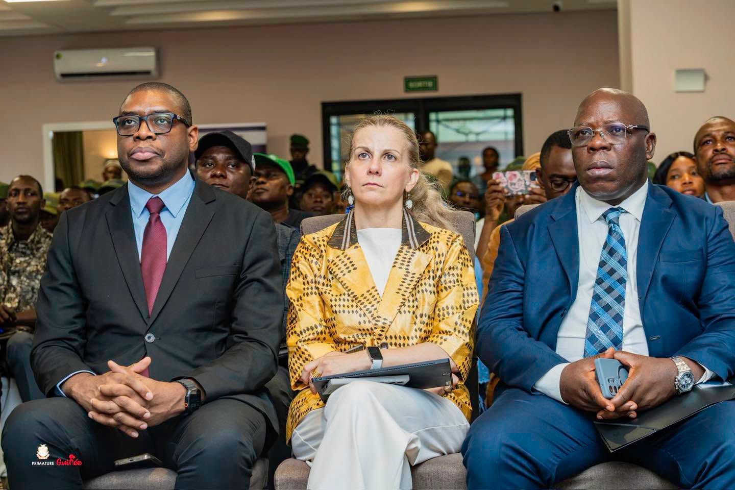 Au centre, Maddalena Bertolotti, Représentante de l'UNICEF en Guinée, aux côtés de représentants gouvernementaux lors de la restitution du RSU. · Primature de Guinée
