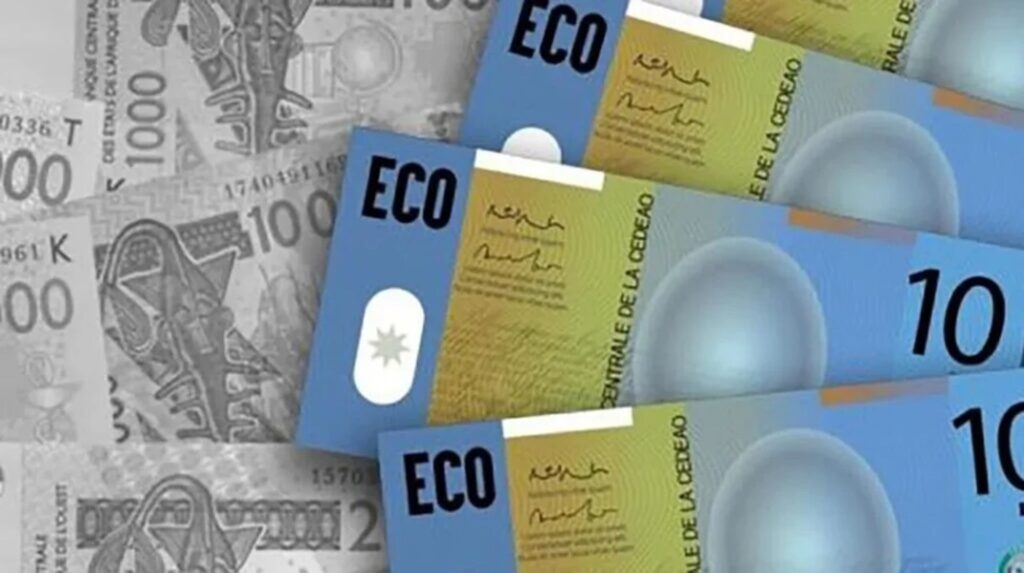 Prototypes visuels de billets ECO présentés en marge des travaux préparatoires — comparaison avec le franc CFA actuel.