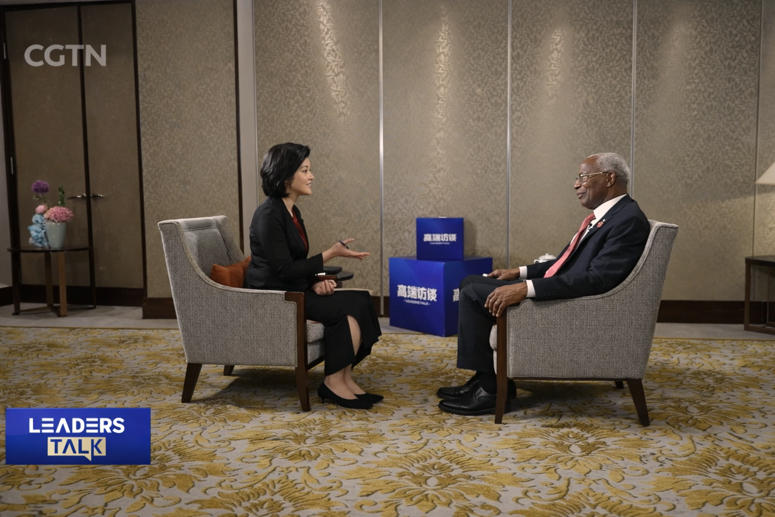 Le Premier ministre Amadou Oury Bah face à la journaliste de CGTN pour l'émission Leaders Talk, en marge du Forum économique mondial d'été de Dalian. · CGTN / Leaders Talk